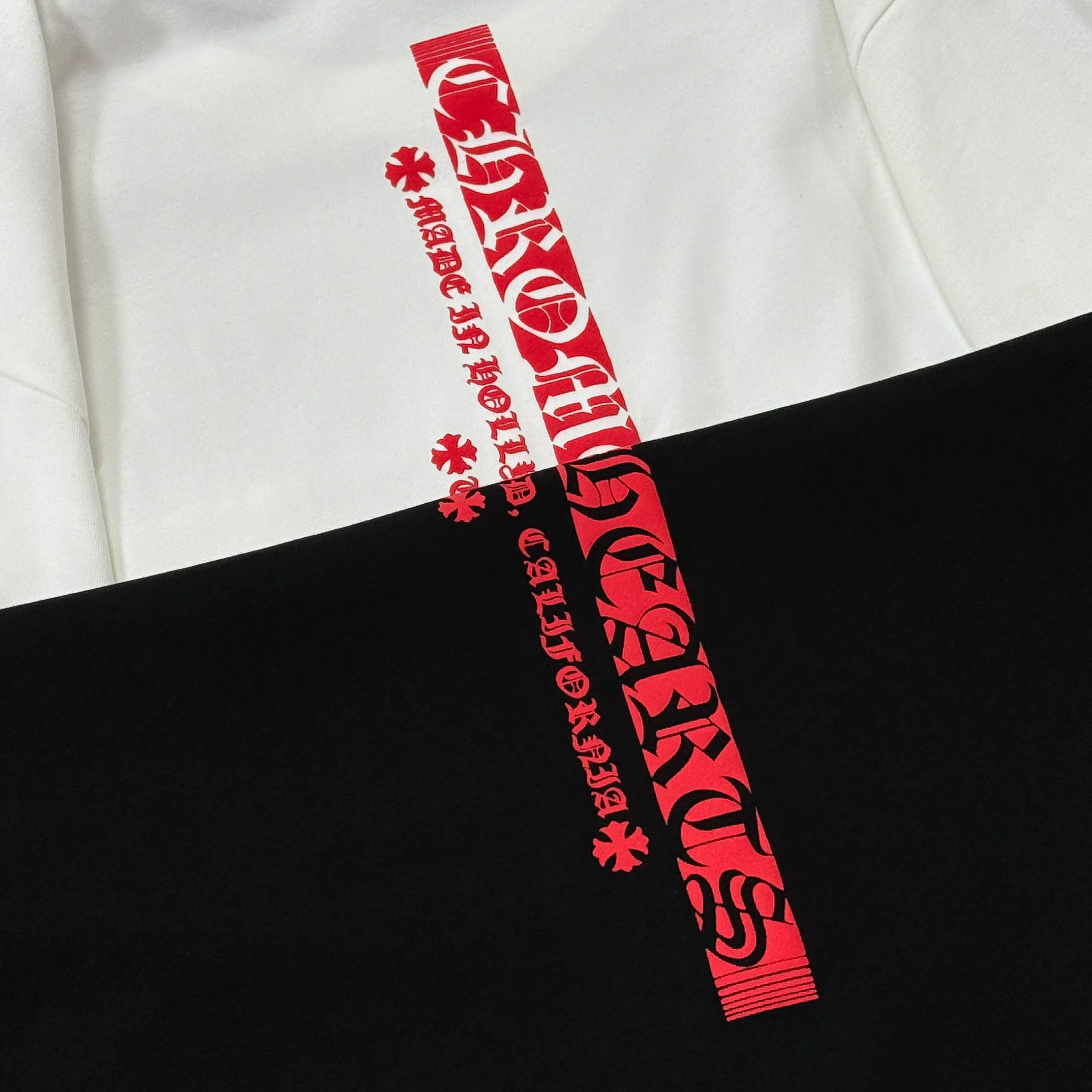P170 Chrome Hearts Chrome Hearts 25 high version. The fabric is made of 300 grams of high-density pure cotton. It does not deform or shrink. It has three labels. It is the same style for men and women. Technology: suede foam printing. Color: white, black. SIZE: S-XL.